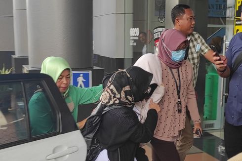 AG Diserahkan ke Kejari Jakarta Selatan, Dikawal Ketat 3 Polwan