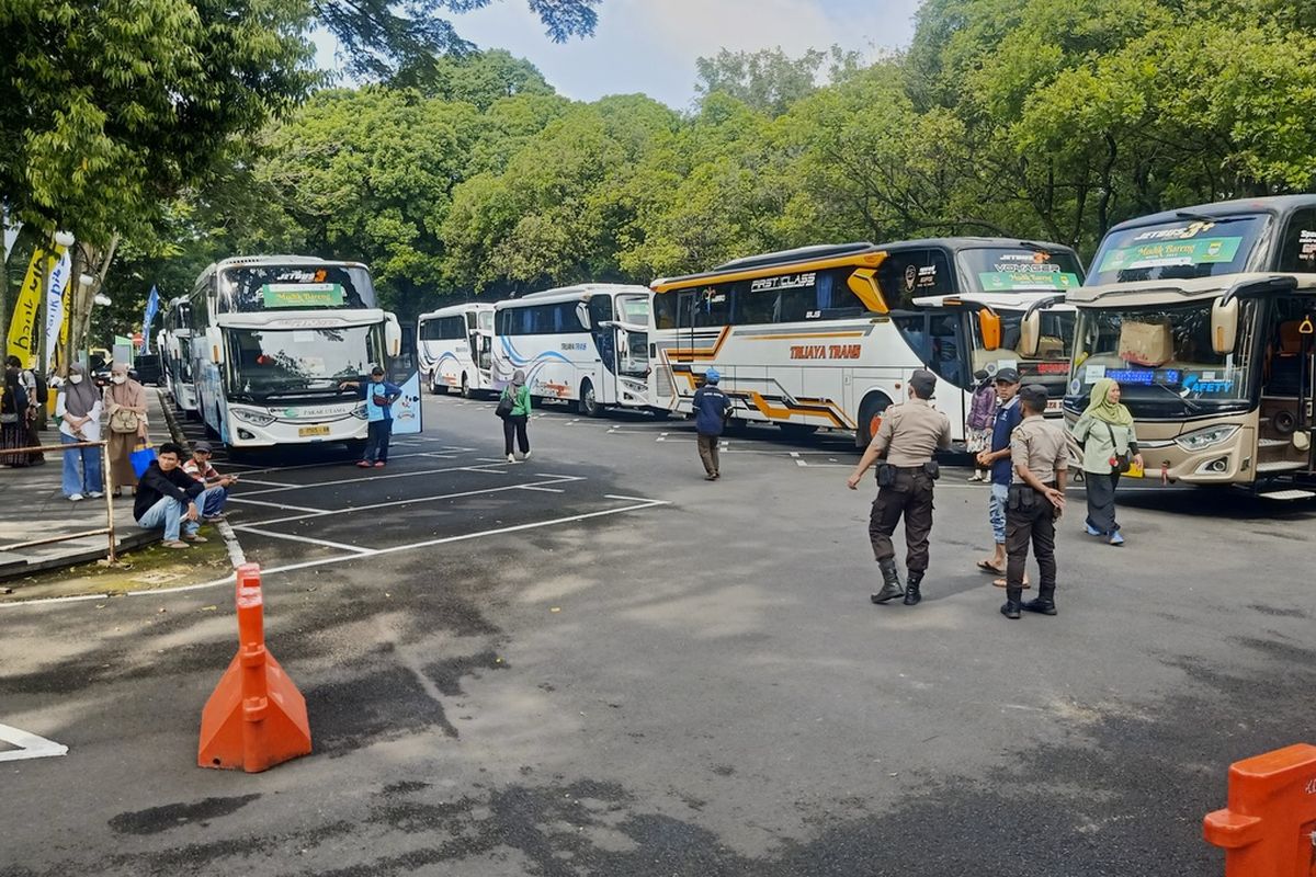 Mudik Gratis Angkutan Lebaran Tahun 2023 Pemerintah Kota Bandung melalui Dinas Perhubungan Kota Bandung di Balaikota Bandung, Jalan Wastukencana, Kota Bandung, Sabtu (15/4/2023).