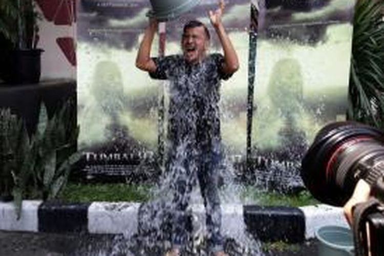 Ruben Onsu ambil bagian dalam Ice Bucket Challenge dengan mandi air es di Planet Hollywood Jakarta, Selasa (2/9/2014), sesudah press screening film horor baru yang dibintanginya, Tumbal 97.
