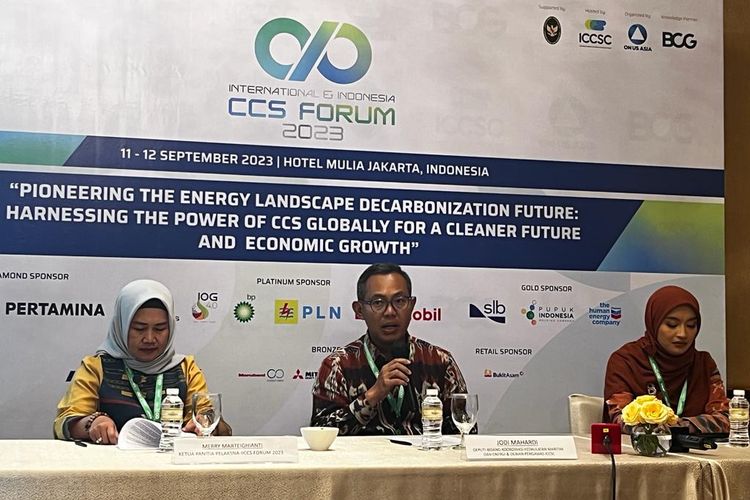 (kanan ke kiri) Ketua Pelaksana International & Indonesia CCS Forum (ICCS Forum) 2023 Merry Marteighanti, Deputi Bidang Koordinasi Kedaulatan Maritim dan Energi Kemenko Marves Jodi Mahardi, dan Direktur Eksekutif ICCS Center Belladona Troxylon Maulianda dalam konferensi pers ICCS Forum di Hotel Mulia, Jakarta, Senin (11/9/2023). 