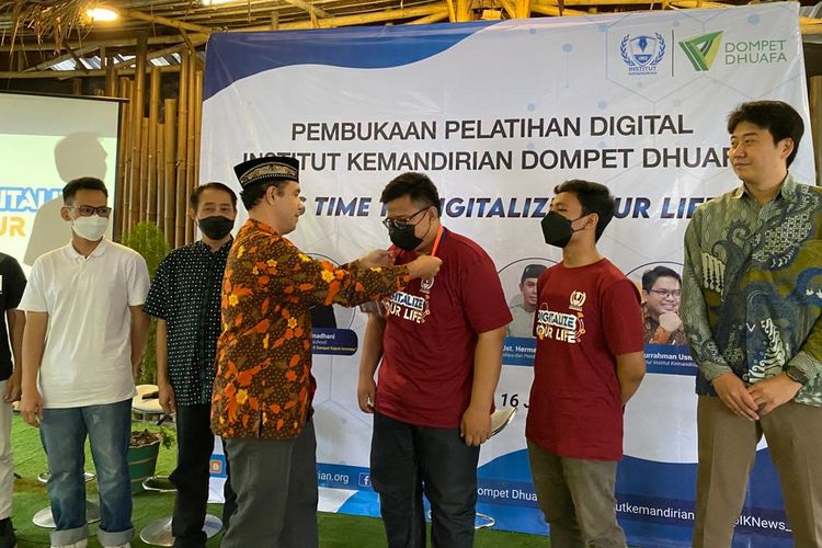 Institut Kemandirian membuka pelatihan Digital Marketing dan Programing bagi para remaja dan pelaku usaha mikro kecil dan menengah (UMKM) di Aula Balai RW 014, Komplek Islamic Village Kelapa Dua Tangerang, Sabtu (16/7/2022). 