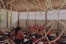 Derita Pelajar SD dengan Kelas Disangga Tiang Bambu, Bertahun-tahun Ketakutan Kelasnya Ambruk 