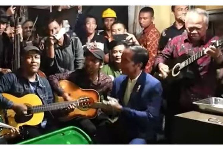 Presiden RI Joko Widodo bernyanyi bersama musisi jalanan di Rumah Makan Sate dan Gule Kambing HM Harris di Jalan Asia Afrika, Selasa (17/10/2017).