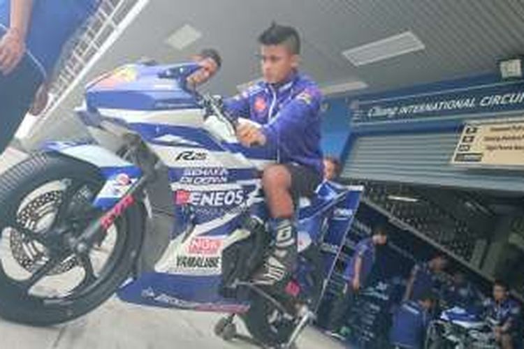 Pebalap Yamaha asal Indonesia, Galang Hendra Pratama, bersiap saat di Sirkuit Chang, Buriram, Thailand, pada Asia Road Racing Championship 2015.