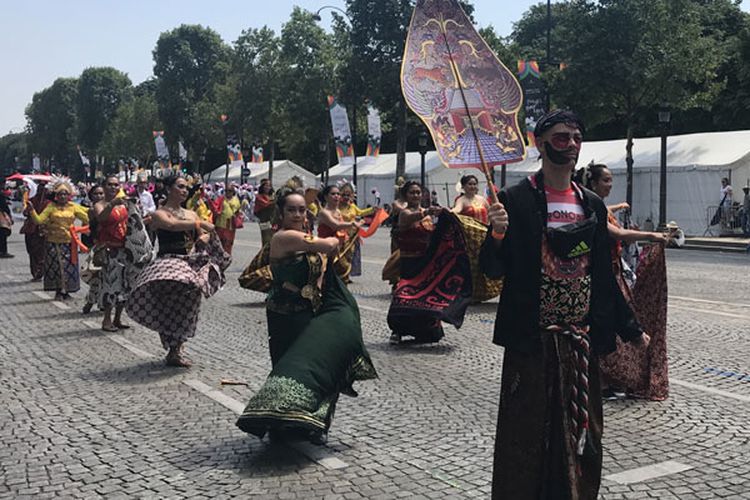 Indonesian Diaspora Network France tampil di Champs Elysées, Paris, pada acara Carnaval Tropical Paris 2018, Minggu (1/7/2018). Indonesia menjadi satu-satunya negara Asia yang ikut dalam karnaval tersebut.