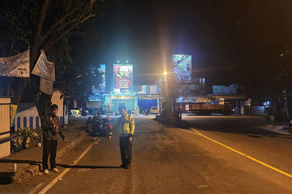 Pihak kepolisian menunjukkan lokasi kecelakaan lalu lintas yang terjadi di Jalan Raya Desa Morowudi, Kecamatan Cerme, Gresik, Jawa Timur, Rabu (30/10/2024) malam.