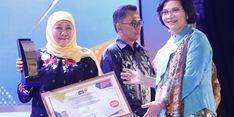 Raih Penghargaan Jatim Bangkit Awards 2023, Khofifah: Berkat Kerja Keras Semua Pihak