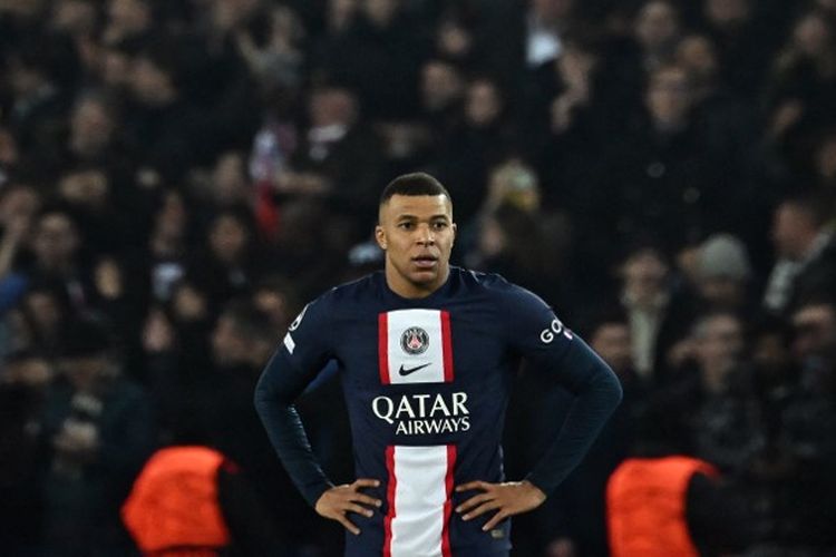 Reaksi Kylian Mbappe usai golnya dianulir dalam pertandingan PSG vs Bayern Muenchen pada leg pertama 16 besar Liga Champions 2022-2023 di Stadion Parc des Princes, Rabu (15/2/2023) dini hari WIB. (Foto oleh Anne-Christine POUJOULAT / AFP)