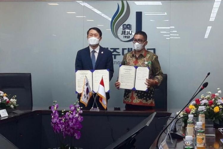 Penandatanganan nota kesepakatan oleh Presiden JNU Kim Eel Hwan dan Sekretaris BRSDM Kusdiantoro mewakili Kepala BRSDM I Nyoman Radiarta di Jeju, Korea Selatan (Korsel), Rabu (14/9/2022).

