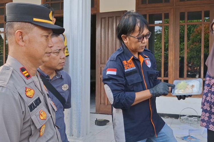 Polisi mengamankan barang bukti berupa sisa makanan yang dibagikan ke warga saat kegiatan posyandu dan diduga keracunan, di Kabupaten Tulungagung Jawa Timur, Kamis (19/06/2025).