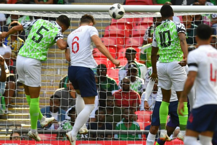Bek Inggris, Gary Cahill, mencetak gol sundulan ke gawang Nigeria dalam laga uji coba di Stadion Wembley, Sabtu (2/6/2018)
