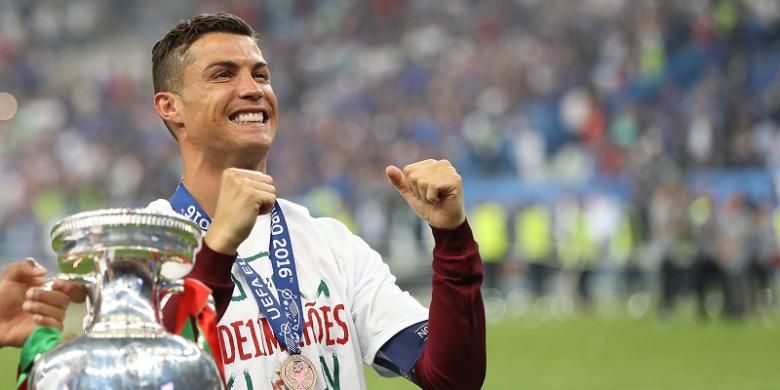 Pemain Portugal, Cristiano Ronaldo, merayakan keberhasilan negaranya dalam menjuarai Piala Eropa 2016 di Stade de France, Saint-Denis, Minggu (10/7/2016) waktu setempat.