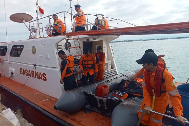 Tiim SAR gabungan tengah mengevakuasi jasad seorang nelayan yang ditemukan di kedalaman 20 meter usai perahunya terbalik di perairan Kabupaten Bone, Sulawesi Selatan. Selasa, (30/5/2023).