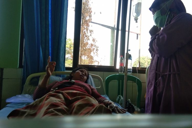 Nurjanah (43), warga Desa Cikampek Utara, Kecamatan Kotabaru, Kabupaten Karawang yang mengalami keracunan tengah menjalani perawatan di Puskesmas Kotabaru, Sabtu (4/9/2021).