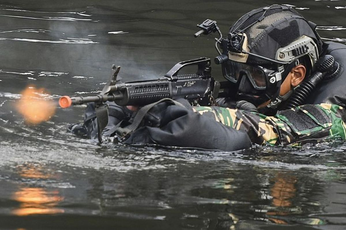 Pajurit Komando Pasukan Katak (Kopaska) TNI AL melakukan penyerbuan saat infiltrasi ke garis depan penyerbuan di Kompleks Dermaga Pondok Dayung Koarmada I, Jakarta. Skenario penyerangan di Pulau Edam atau Pulau Damar, jajaran Kepulauan Seribu, Jakarta, itu adalah simulasi latihan Peperangan Laut Khusus 2020 dilakukan Kopaska Koarmada I.