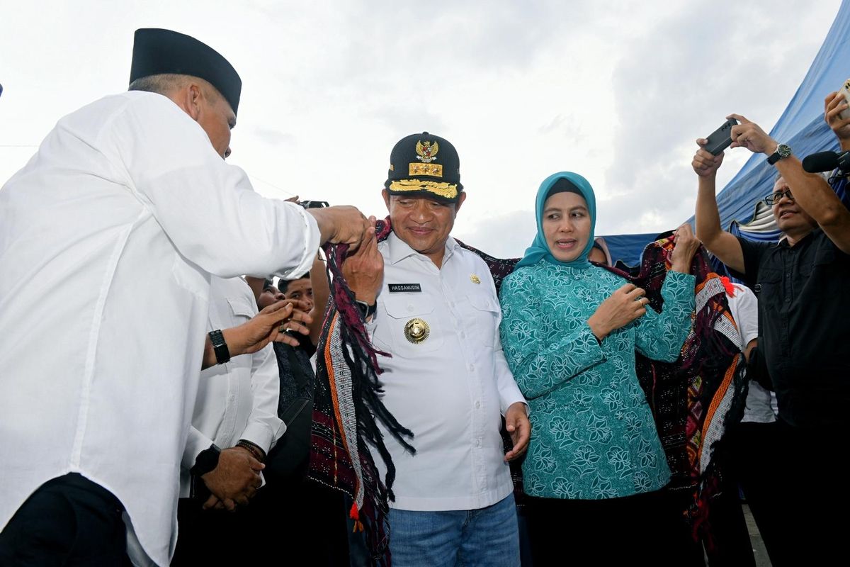 Pj Gubernur Sumut Hassanudin bersama Pj Ketua TP PKK Sumut Dessy Hassanudin bersilaturahmi bersama Tokoh Masyarakat Mandailing Natal di Halaman Masjid Agung Nur Ala Nur, Jalan Aek Godang, Panyabungan, Kabupaten Mandailing Natal, Rabu (31/1/2024).