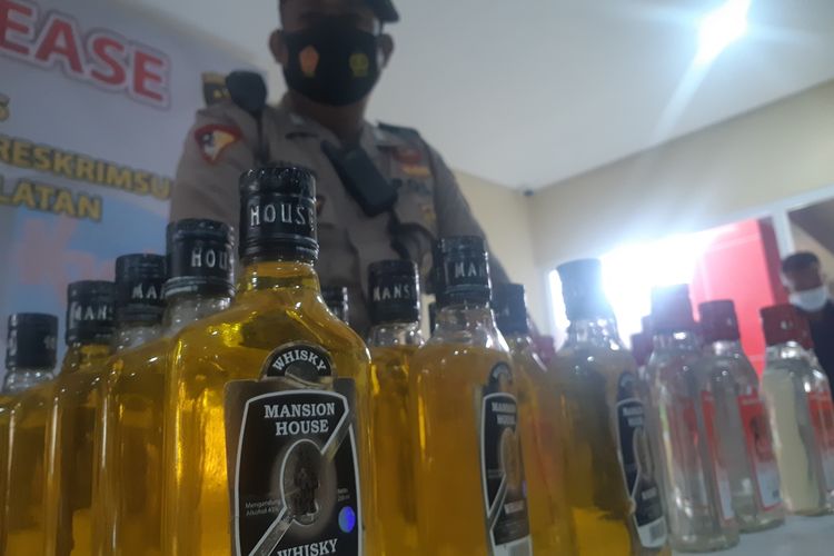Ratusan botol miras oplosan yang disita oleh Direktorat Reserse Kriminal Khusus (Ditreskrimsus) Polda Sumatera Selatan, Jumat (27/5/2022).