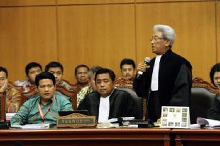 Tim kuasa hukum Komisi Pemilihan Umum (KPU), Adnan Buyung Nasution (kanan) menyampaikan keterangan saat sidang lanjutan di Gedung Mahkamah Konstitusi (MK), Jumat (8/8/2014). Agenda sidang kali ini adalah mendengarkan jawaban termohon, keterangan pihak terkait, dan Bawaslu terkait gugatan Pilpres 2014 oleh pasangan Prabowo-Hatta.