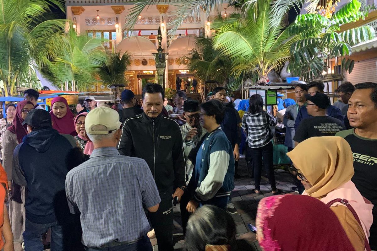 Calon Wali Kota Madiun nomer urut dua, Maidi menyalami warga yang memberikan ucapan selamat atas kemenangannya dalam pilkada 2024 di rumah pribadinya di Jalan Merpati, Kota Madiun, Rabu (27/11/2024).  