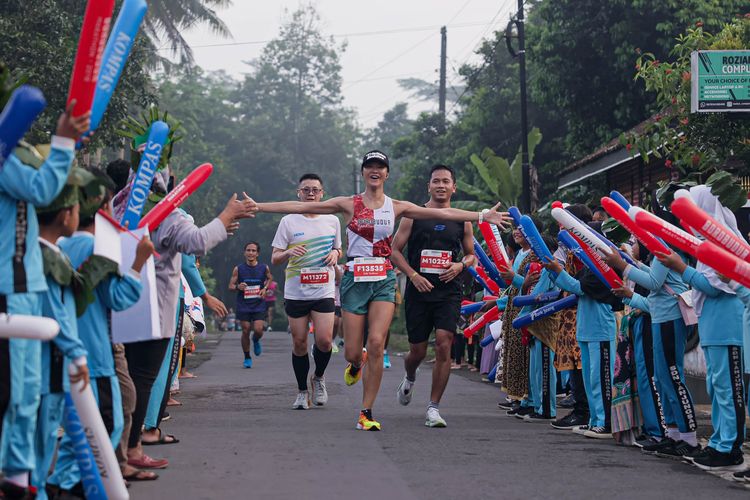 Brand Ambassador Borobudur Marathon 2022, Kelly Tandiono, mendapat sambutan dari warga sekitar saat mengikuti lomba Tilik Candi yang digelar di Taman Lumbini, Candi Borobudur, Magelang, Jawa Tengah, pada Minggu (13/11/2022). Tilik Candi Borobudur Marathon 2022 sukses digelar dengan peserta mencapai 4.552 pelari.