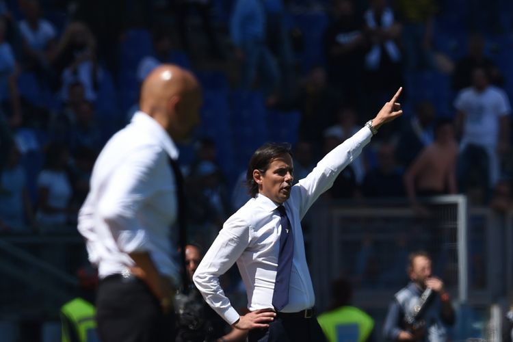 Pelatih Lazio, Simone Inzaghi (kanan), bereaksi dalam pertandingan Serie A melawan AS Roma di Olympic Stadium, Roma, 30 April 2017. Lazio menang 3-1.