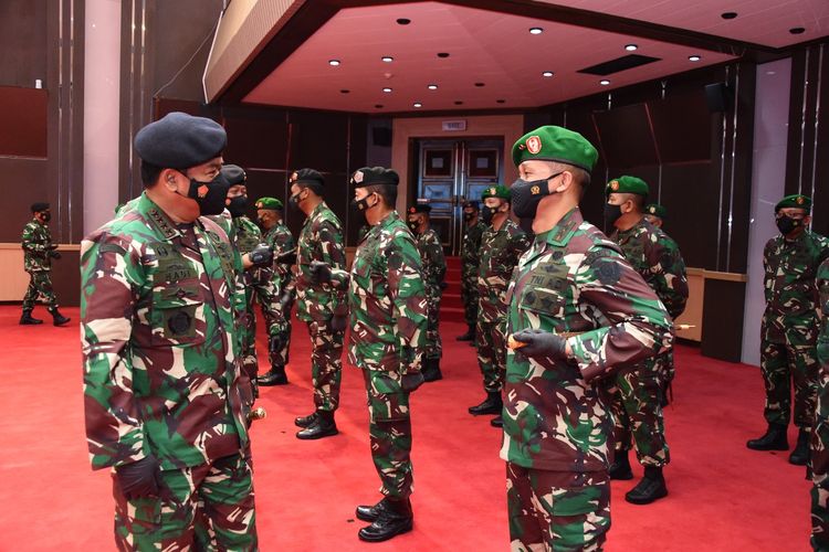 Panglima TNI Marsekal Hadi Tjahjanto menerima laporan korps kenaikan pangkat terhadap 34 Perwira Tinggi (Pati) TNI di Mabes TNI, Cilangkap, Jakarta Timur, Selasa (27/4/2021).