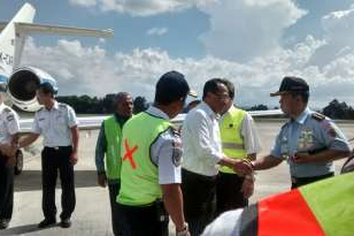 Menteri Perhubungan Budi Karya Sumadi saat mendarat di Bandara Sentani Jayapura, Kamis (22/9/2016)