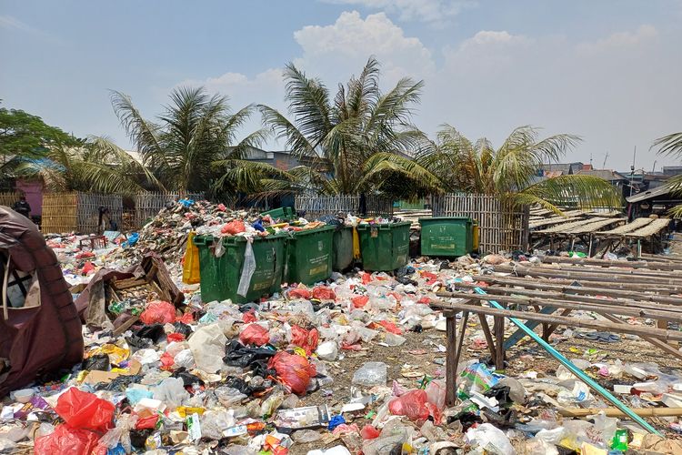 Sampah di Kalibaru Meluber hingga ke Tempat Pengeringan Ikan Asin