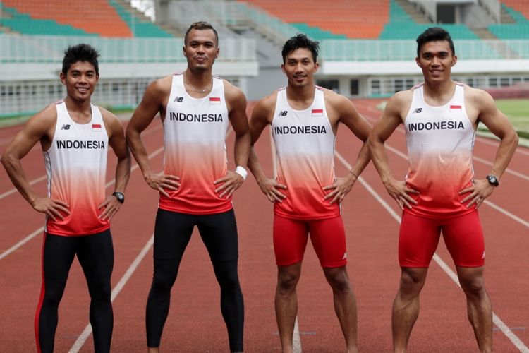 Atlet lari estafet putra Indonesia Fadlin (kiri), Iswandi Abdullah (kedua dari kiri), Eko Rimbawan (kedua dari kanan), dan Yaspi Boby (kanan) berpose bersama usai berlatih jelang SEA GAmes 2017 di Stadion Pakansari, Cibinong, Bogor, Sabtu (22/7/2017). SEA Games (SEAG) Malaysia 2017 yang akan digelar di Kuala Lumpur, 19-30 Agustus mendatang.