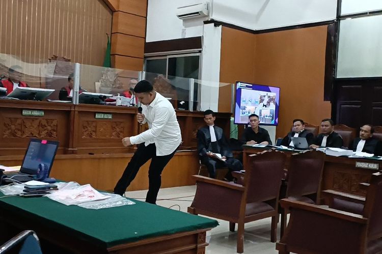 Terdakwa kasus penganiayaan kepada anak D yaitu Shane Lukas saat mencontohkan tendangan Mario Dandy ke kepala D. Hal itu ia peragakan di sidang lanjutan di Pengadilan Negeri Jakarta Selatan, Selasa (4/7/2023).