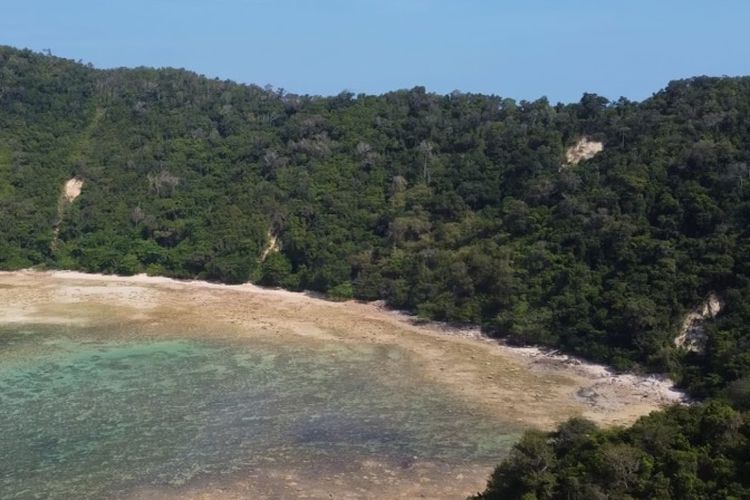 Sudut Pulau Gelasa atau disebut juga Pulau Kelasa di Bangka Tengah, Bangka Belitung.