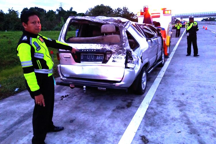 Didug sopir mengantuk, sebuah mobil Isuzu panther bernopol  D-1272-ABV yang meluncur dari arah dari arah Kota Solo menuju arah Surabaya terguling di tol Ngawi.