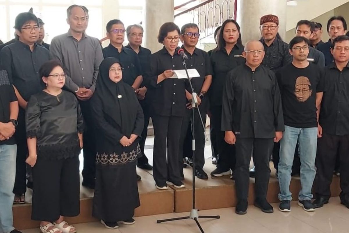 Rektor UGM Prof Ova Emilia saat membacakan seruan moral sivitas Universitas Gadjah Mada di Balairung, Minggu (31/08/2025).
