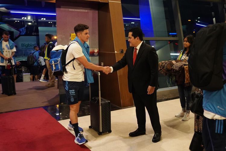 Striker Man City, Julian Alvarez, saat bersalaman dengan Ketua Umum PSSI, Erick Thohir, seusai tiba di Indonesia pada Jumat (16/6/2023).