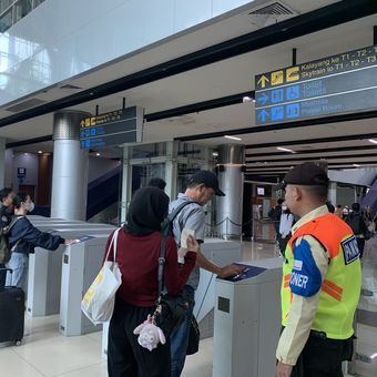 Pintu keluar Stasiun KA Bandara Soekarno Hatta menuju shelter kalayang atau skyride.