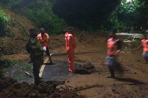 Jalur Puncak Bogor yang Tertutup Longsor Sudah Bisa Dilalui Kendaraan