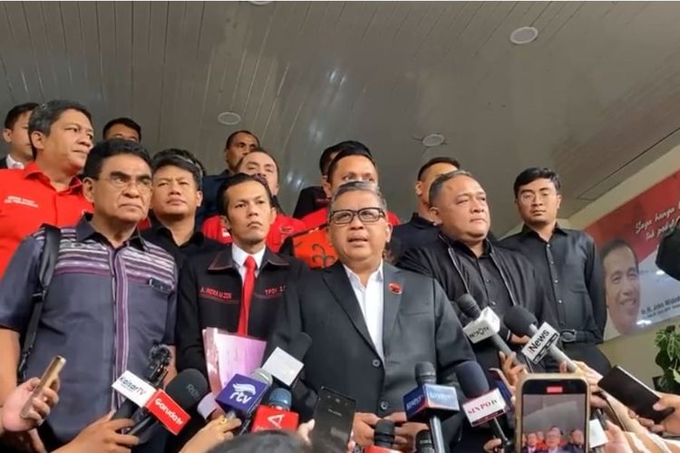 Sekjen PDIP Hasto Kristiyanto saat memberikan keterangan usai diperiksa di Polda Metro Jaya, Jakarta Selatan, Selasa (4/6/2024)