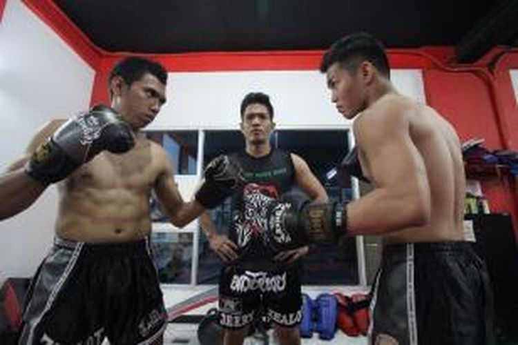 Aditya Brian (kiri), Jerry Luhukay (Tengah) dan Pierre Ombu,