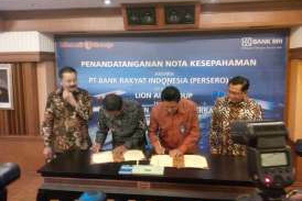 Penandatangan nota kesepahaman, Direktur Kelembagaan Bank BRI Kuswiyoto dan Presiden Direktur Lion Air Group Edward Sirait, disaksikan oleh Direktur Utama Bank BRI Asmawi Syam serta Co- founder Lion Air Group Rusdi Kirana di Kantor Pusat Bank BRI Jakarta, Selasa (15/11/2016).