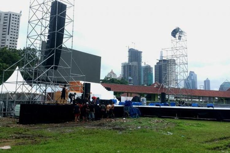 Persiapan panggung #KonserGue2 di Ex Driving Range, Komplek GBK, Senayan, Jakarta Pusat, Jumat (3/2/2017).