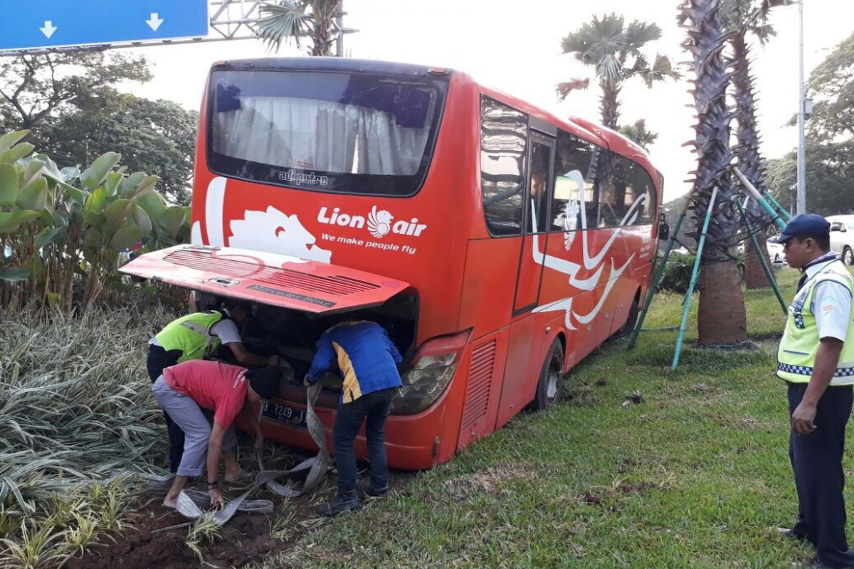 Satu unit bus pengangkut kru Lion Air Group terperosok saat menuju tol dari Bandara Soekarno-Hatta, Selasa (25/7/2017) pagi.