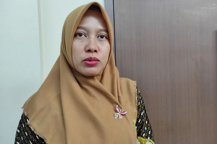 Ketua KPU Kabupaten Demak, Siti Ulfaati usai rapat internal di Hotel Amantis Kabupaten Demak, Jumat (5/1/2024). (KOMPAS.COM/NUR ZAIDI) 