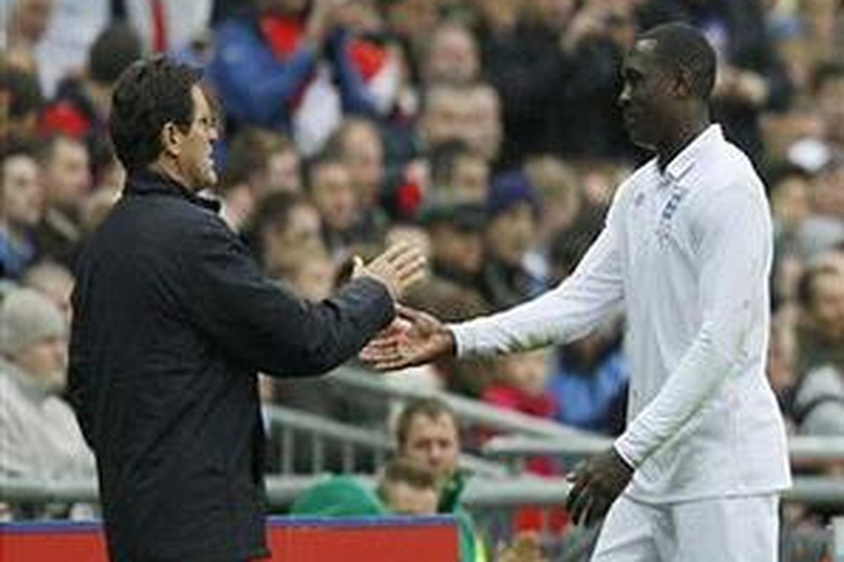 Emile Heskey (kanan) mulai pikirkan untuk pindah dari Aston Villa agar peluang bermain di timnas Inggris tetap terbuka.