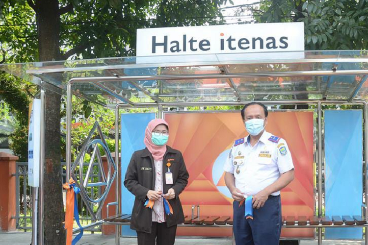 Halte Itenas yang telah direvitalisasi oleh Itenas Bandung 