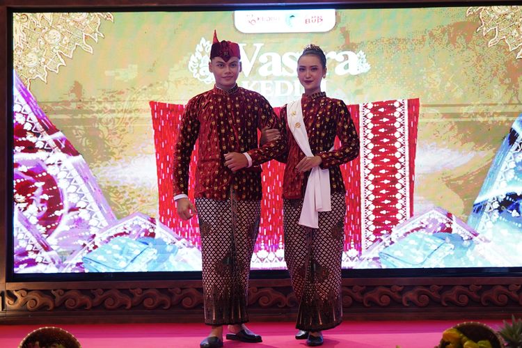 Model mengenakan wastra baru pakaian khas Kabupaten Kediri dalam acara peringatan Hari Jadi Kabupaten Kediri ke-1220, Senin (25/3/2024)