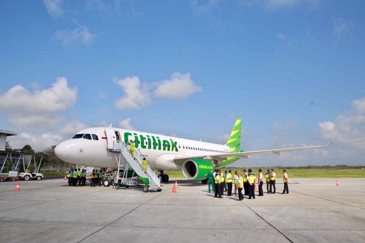 Pendaratan perdana pesawat Airbus A-320 dari maskapai penerbangan Citilink berlangsung mulus di landasan Bandara Banyuwangi, Kamis (9/8/2018).