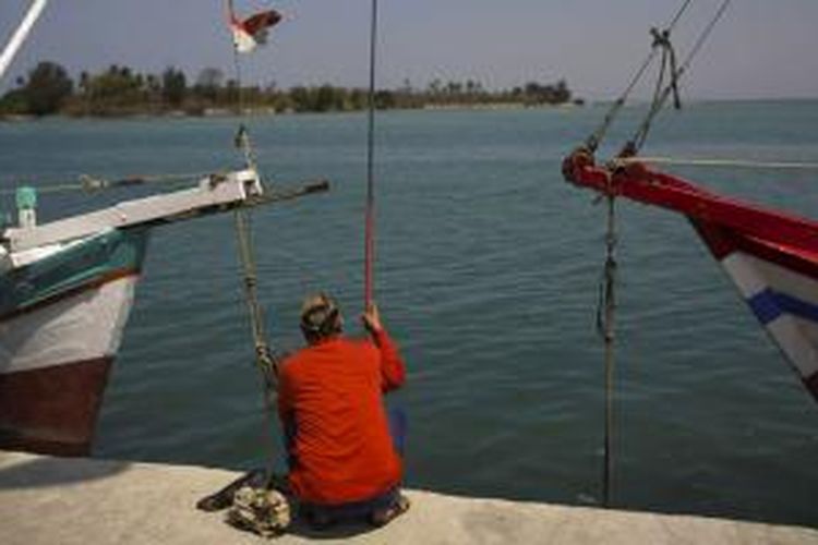 Pemandangan dari Dermaga Pulau Lancang, Kepulauan Seribu, Sabtu (17/10/2015). Perairan yang masih cukup bersih membuat berbagai jenis ikan cukup mudah ditemukan sehingga menarik minat wisatawan, khususnya mereka yang hobi memancing. 