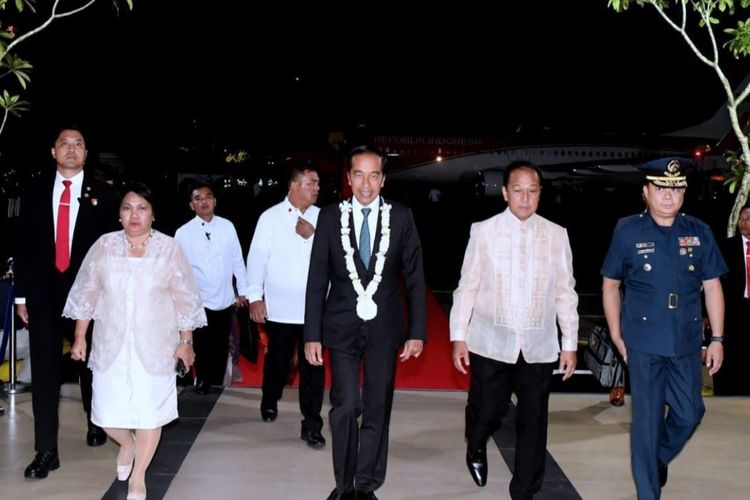 Presiden Joko Widodo saat tiba di Colonel Jesus Villamor Air Base, Manila, pada Selasa (9/1/2024). 