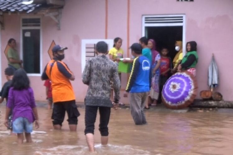 Tim BPBD Gunungkidul mengirimkan Bantuan ke Warga Terdampak Banjir di Kawasan Kalurahan Bedoyo, Kapanewon Ponjong, Kamis (11/11/2021)