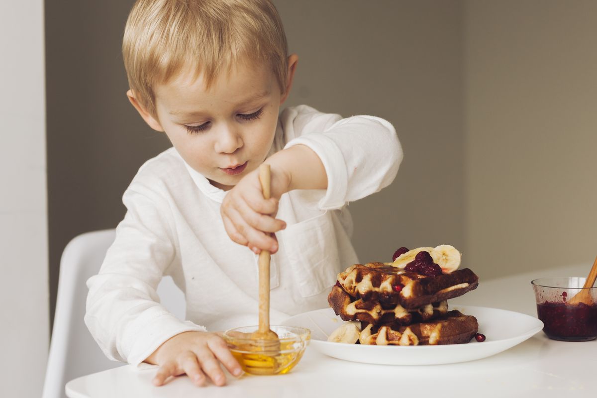 Ilustrasi seorang anak sedang mengonsumsi madu